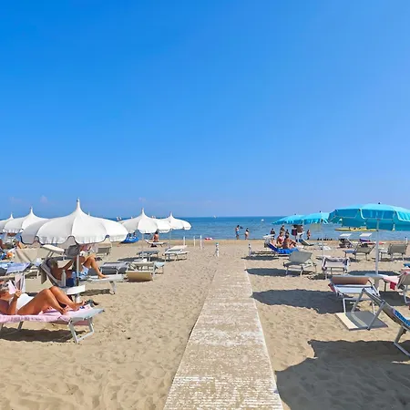 Two-room 150 Meters From The Sea With Umbrella And Sunbeds! Апартаменты Линьяно-Саббьядоро